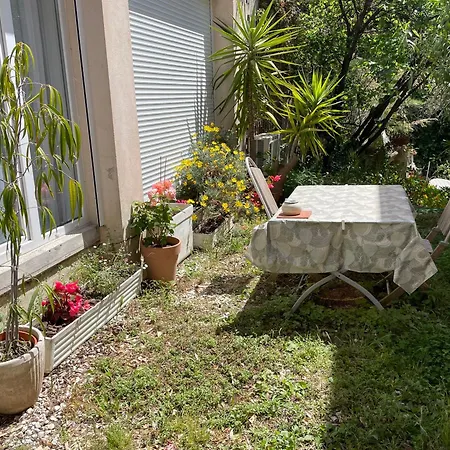 Nice, Dans Dans Un Ecrin De Nature Nice